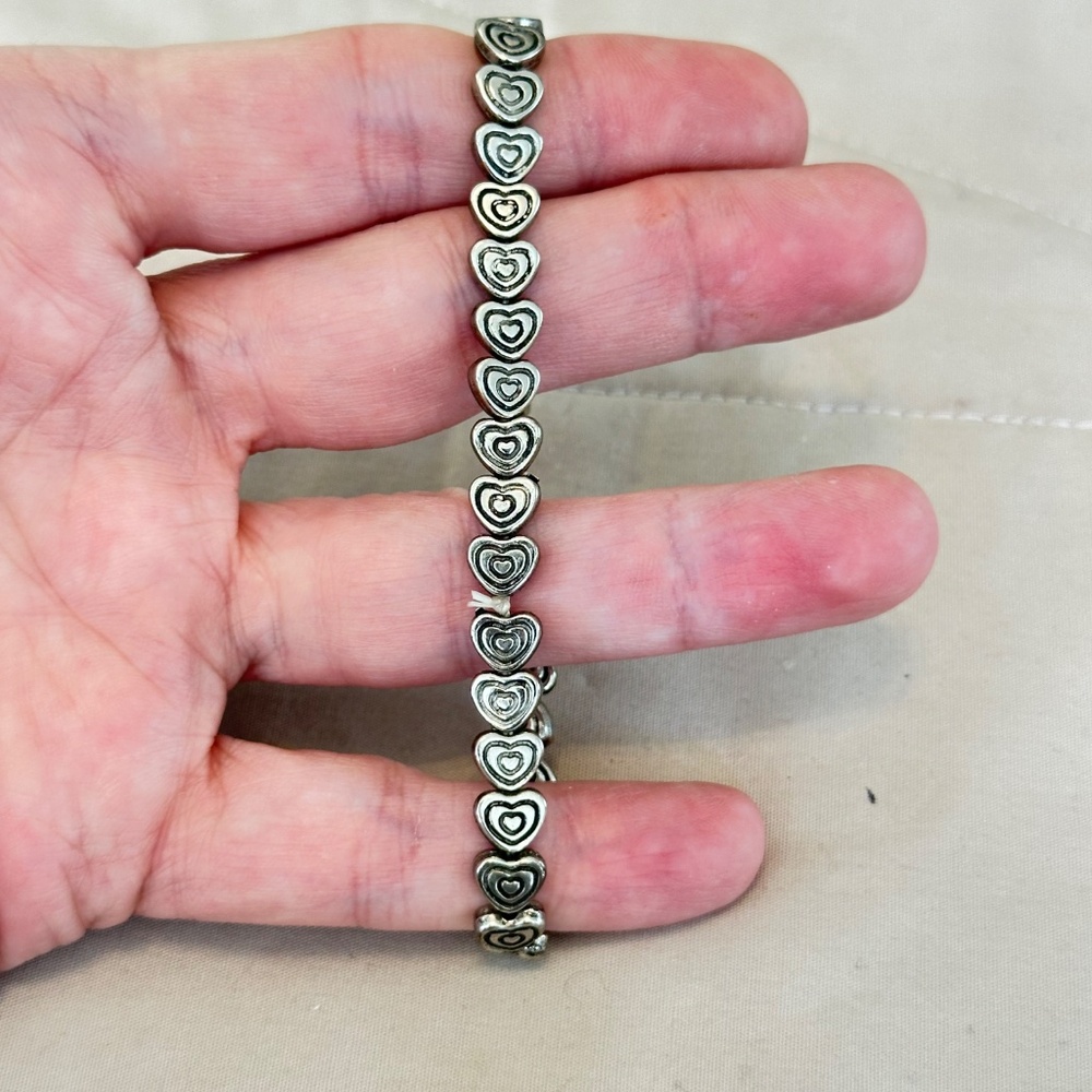 Silver tone stretchy bracelet w/carved Heart beads all the way around - Picture 10 of 13